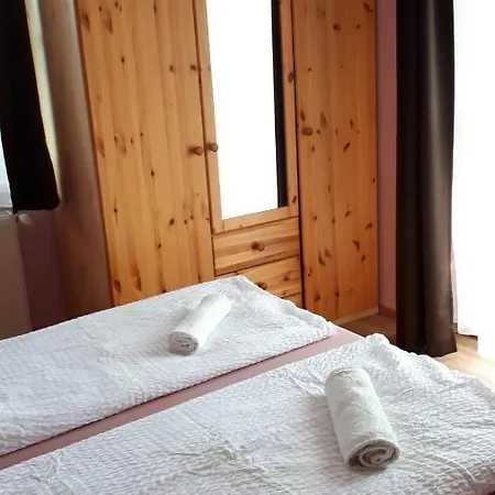 Pipacs Apartman Apartment *