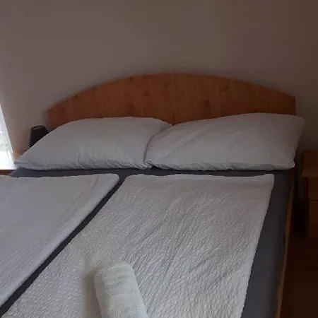 Apartment Pipacs Apartman Zamardi
